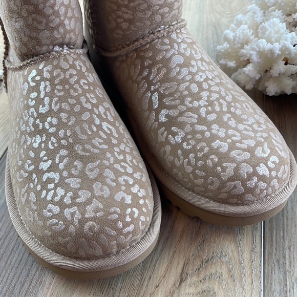 🌴🔆UGG- BROWN CLASSIC SHORT SNOW LEOPARD BOOTS🔆🌴 - Picture 13 of 16